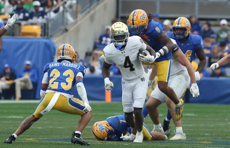 15 نوفمبر 2025؛ بيتسبرغ، بنسلفانيا، الولايات المتحدة الأمريكية؛ نوتردام القتال الأيرلندي يركض للخلف جيريميا لوف (4) يدير الكرة ضد فريق بيتسبرغ بانثرز خلال الربع الرابع على ملعب أكريسور. الائتمان الإلزامي: صور تشارلز ليكلير-إيماجن