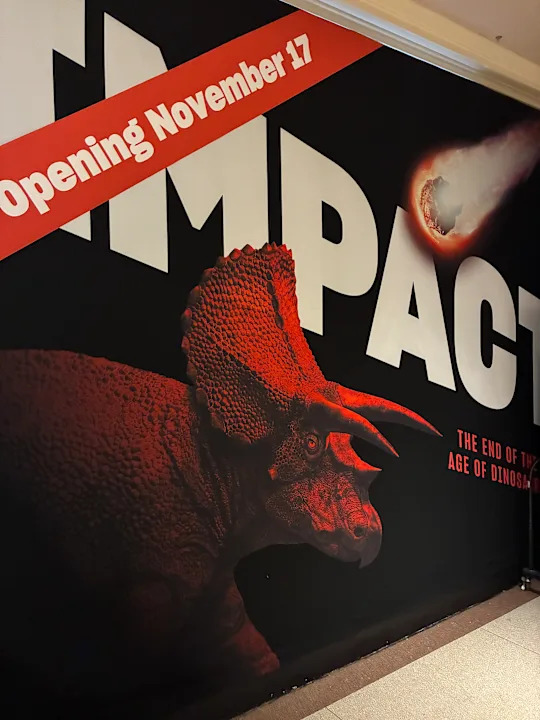 ملصقات وديوراما مختلفة للديناصورات كجزء من معرض المتحف