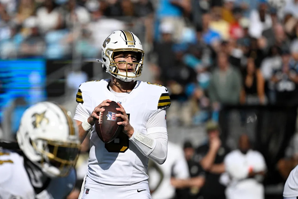 9 نوفمبر 2025؛ شارلوت، كارولاينا الشمالية، الولايات المتحدة الأمريكية؛ يتطلع لاعب الوسط في نيو أورليانز ساينتس تايلر شو (6) إلى التمرير في الربع الأول على ملعب بنك أوف أمريكا. الائتمان الإلزامي: صور بوب دونان-إيماجن