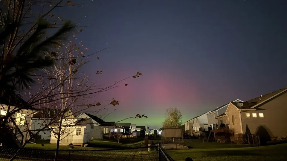 تظهر الصورة الشفق القطبي في سماء أنكيني، آيوا، ليلة الثلاثاء. - مات بيتي