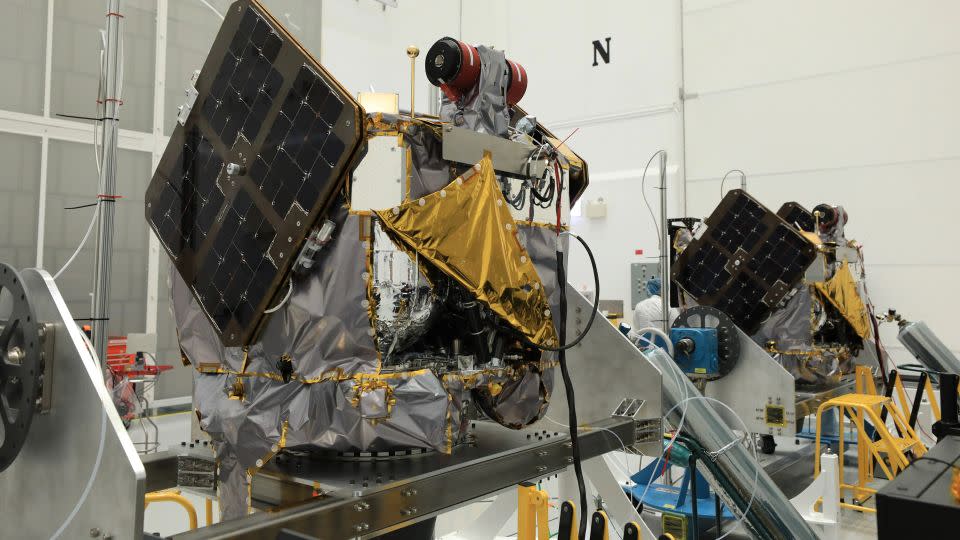 تظهر هنا المركبة الفضائية Escapade التابعة لناسا، أو Escape and Plasma Acceleration and Dynamics Explorers، أثناء فحصها ومعالجتها في منشأة Astrotech Space Operations Facility بالقرب من مركز كينيدي للفضاء التابع للوكالة في فلوريدا في 22 أغسطس. - كيم شيفليت / ناسا