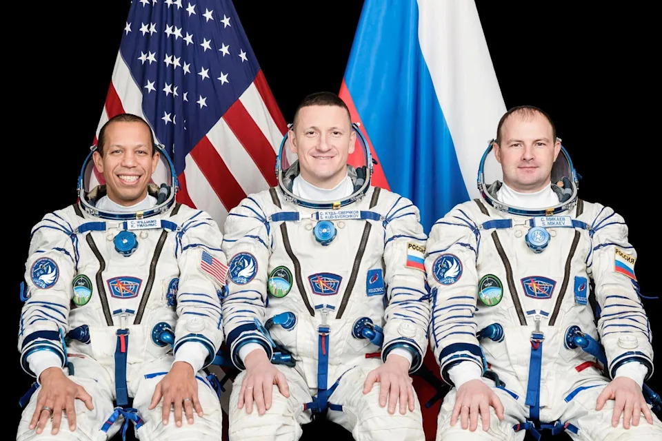طاقم سويوز MS-28/74S. من اليسار إلى اليمين: رائد فضاء ناسا كريستوفر ويليامز، والقائد سيرغي كود سفيرشكوف، ومهندس الطيران سيرغي ميكاييف. / الائتمان: ناسا