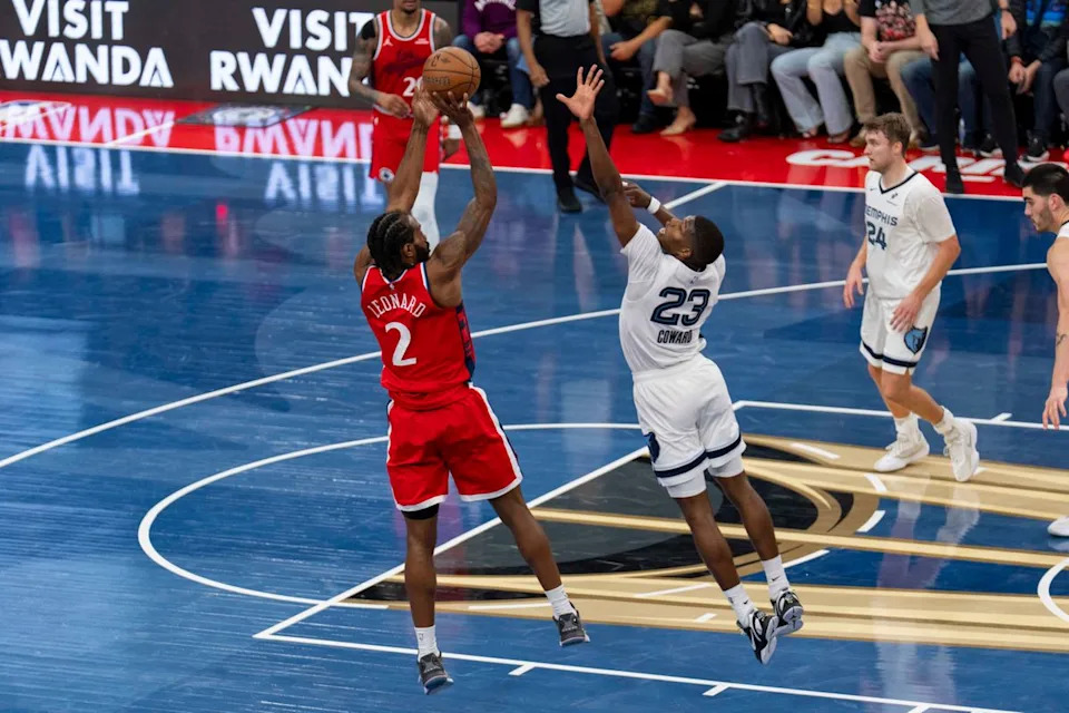 مهاجم لوس أنجلوس كليبرز كوهي ليونارد (2) يصنع قفزًا باهتًا خلال مباراة كرة السلة في الدوري الاميركي للمحترفين ضد ممفيس غريزليس، الجمعة 28 نوفمبر 2025 في لوس أنجلوس، كاليفورنيا.