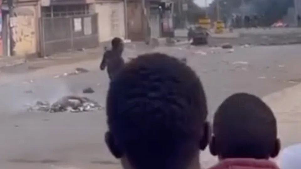 شوهد متظاهر يسير نحو موقع للشرطة في أعلى الطريق في أروشا، في 29 أكتوبر 2025. - تم الحصول عليها بواسطة CNN