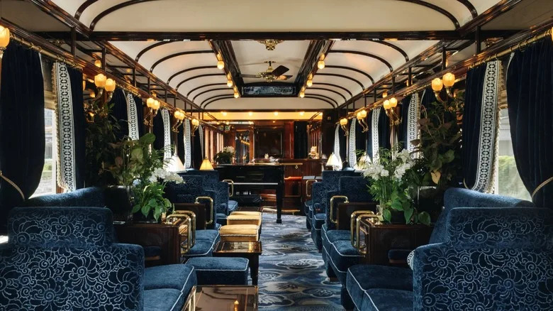 الجزء الداخلي من Bar Car '3674'، إحدى عربات قطار Venice Simplon-Orient-Express، وهو قطار فاخر تم تجديده يعود تاريخه إلى العشرينيات من القرن العشرين وينقل الركاب عبر أوروبا
