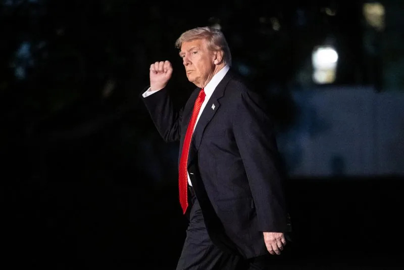 الرئيس الأمريكي دونالد ترامب يسير عبر الحديقة الجنوبية للبيت الأبيض في واشنطن العاصمة يوم الأحد. وشارك في مسيرات عبر الهاتف لدعم المرشحين الجمهوريين ليلة الاثنين. تصوير فرانسيس تشونغ/ يو بي آي