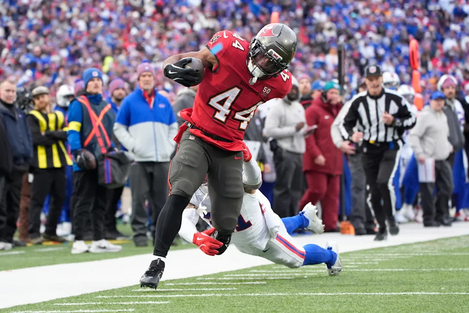 16 نوفمبر 2025؛ أوركارد بارك، نيويورك، الولايات المتحدة الأمريكية؛ تامبا باي القراصنة يركض للخلف شون تاكر (44) يدير الكرة للهبوط ضد سلامة بافالو بيلز جوردان بوير (21) خلال النصف الثاني من المباراة على ملعب هايمارك. الائتمان الإلزامي: صور جريجوري فيشر-إيماجن