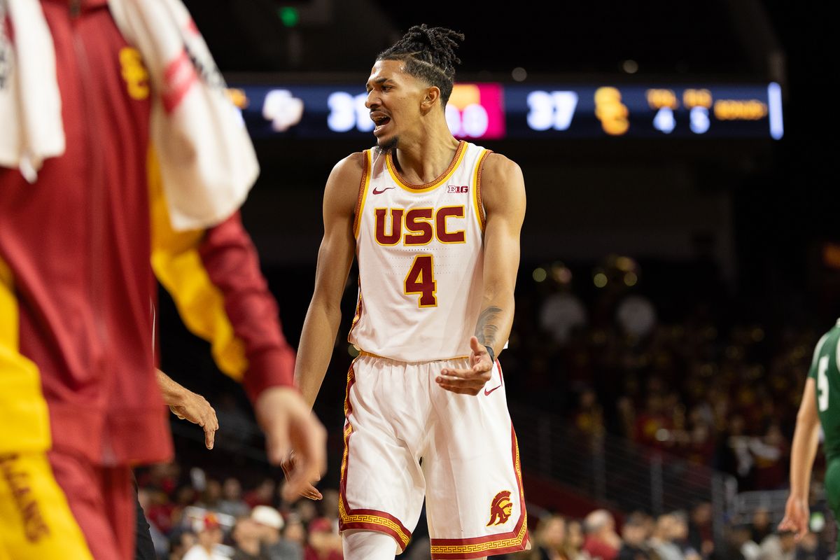 يتحدث حارس USC تشاد بيكر-مازارا (4) إلى الحكم خلال مباراة كرة سلة Big Ten ضد كال بولي، الاثنين 3 نوفمبر 2025، في لوس أنجلوس، كاليفورنيا. 