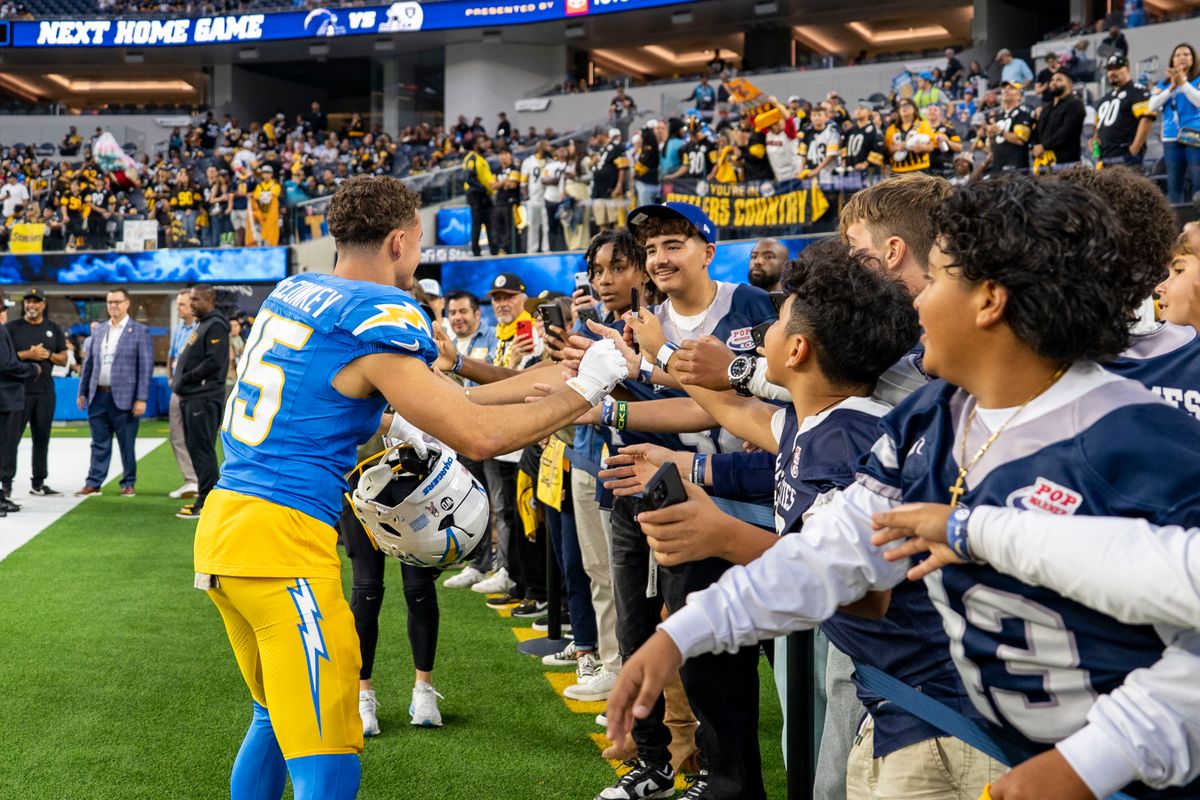 المتلقي الواسع لـ Los Angeles Chargers، Ladd McConkey (15 عامًا) يستعد قبل مباراة كرة قدم NFL ضد Pittsburgh Steelers في 9 نوفمبر 2025 في لوس أنجلوس، كاليفورنيا.