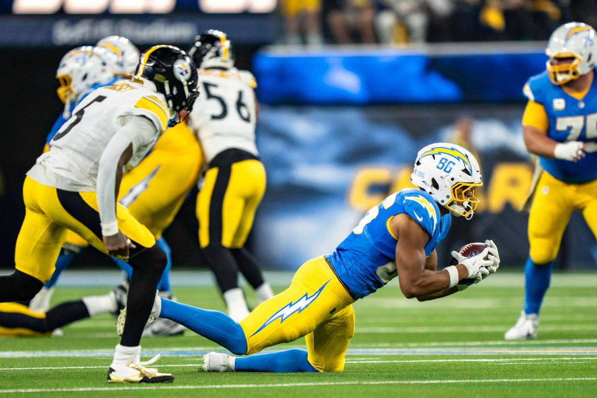 نهاية ضيقة لـ Los Angeles Chargers، يغوص Oronde Gadsen (86) من أجل الصيد خلال مباراة كرة قدم NFL ضد Pittsburgh Steelers في 9 نوفمبر 2025 في لوس أنجلوس، كاليفورنيا.