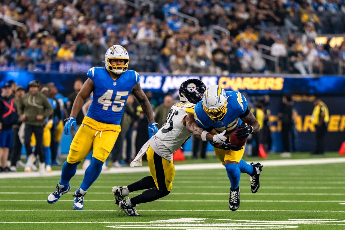 يتعافى لاعب فريق Los Angeles Chargers، Del'Shawn Phillips (53 عامًا) من ارتباك خلال مباراة كرة قدم في اتحاد كرة القدم الأميركي ضد بيتسبرغ ستيلرز في 9 نوفمبر 2025 في لوس أنجلوس، كاليفورنيا.