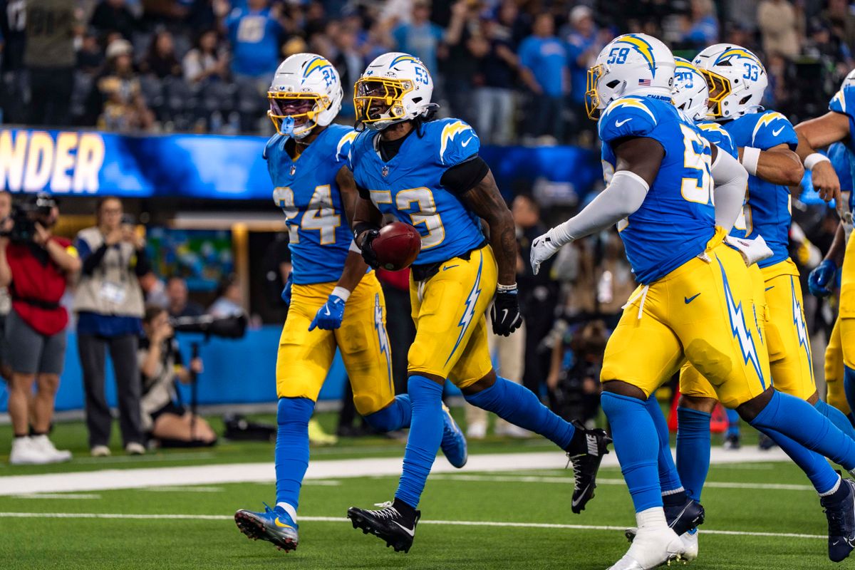 يحتفل لاعب فريق لوس أنجلوس تشارجرز، ديلشون فيليبس (53 عامًا) بالتعافي المتعثر خلال مباراة كرة قدم في اتحاد كرة القدم الأميركي ضد بيتسبرغ ستيلرز في 9 نوفمبر 2025 في لوس أنجلوس، كاليفورنيا.