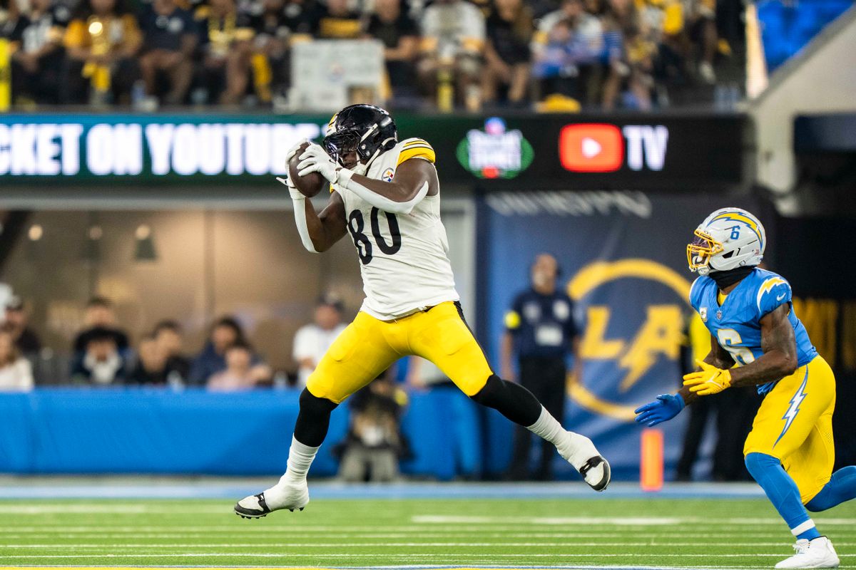 نهاية ضيقة بيتسبرغ ستيلرز، دارنيل واشنطن (80) يقفز للقبض عليه خلال مباراة كرة القدم NFL ضد شواحن لوس أنجلوس في 9 نوفمبر 2025 في لوس أنجلوس، كاليفورنيا.