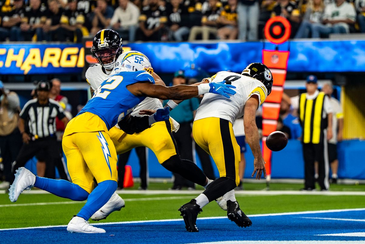 لاعب خط وسط لوس أنجلوس تشارجرز، خليل ماك (52 عامًا) يضطر إلى الارتباك في منطقة النهاية من أجل السلامة أثناء مباراة كرة قدم في اتحاد كرة القدم الأميركي ضد بيتسبرغ ستيلرز في 9 نوفمبر 2025 في لوس أنجلوس، كاليفورنيا.