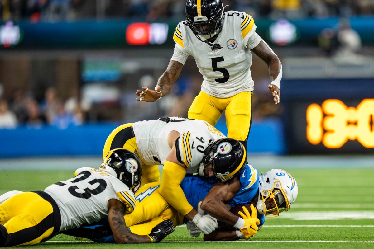 يتم التعامل مع جهاز استقبال Los Angeles Chargers الواسع، Tre Harris (9) بعد الإمساك به أثناء مباراة كرة قدم NFL ضد Pittsburgh Steelers في 9 نوفمبر 2025 في لوس أنجلوس، كاليفورنيا.