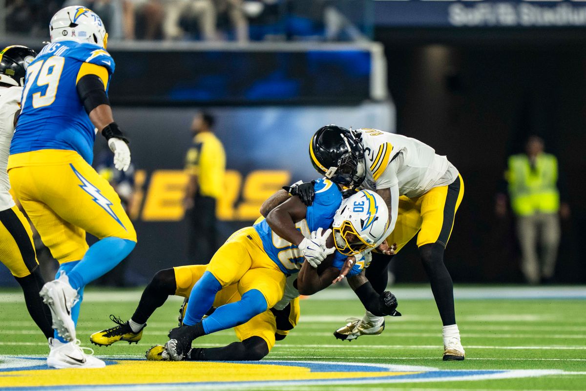 يتم التعامل مع كيماني فيدال (30 عامًا) الذي يركض للخلف، بعد الاندفاع للسقوط لأول مرة خلال مباراة كرة قدم في اتحاد كرة القدم الأميركي ضد بيتسبرغ ستيلرز في 9 نوفمبر 2025 في لوس أنجلوس، كاليفورنيا.