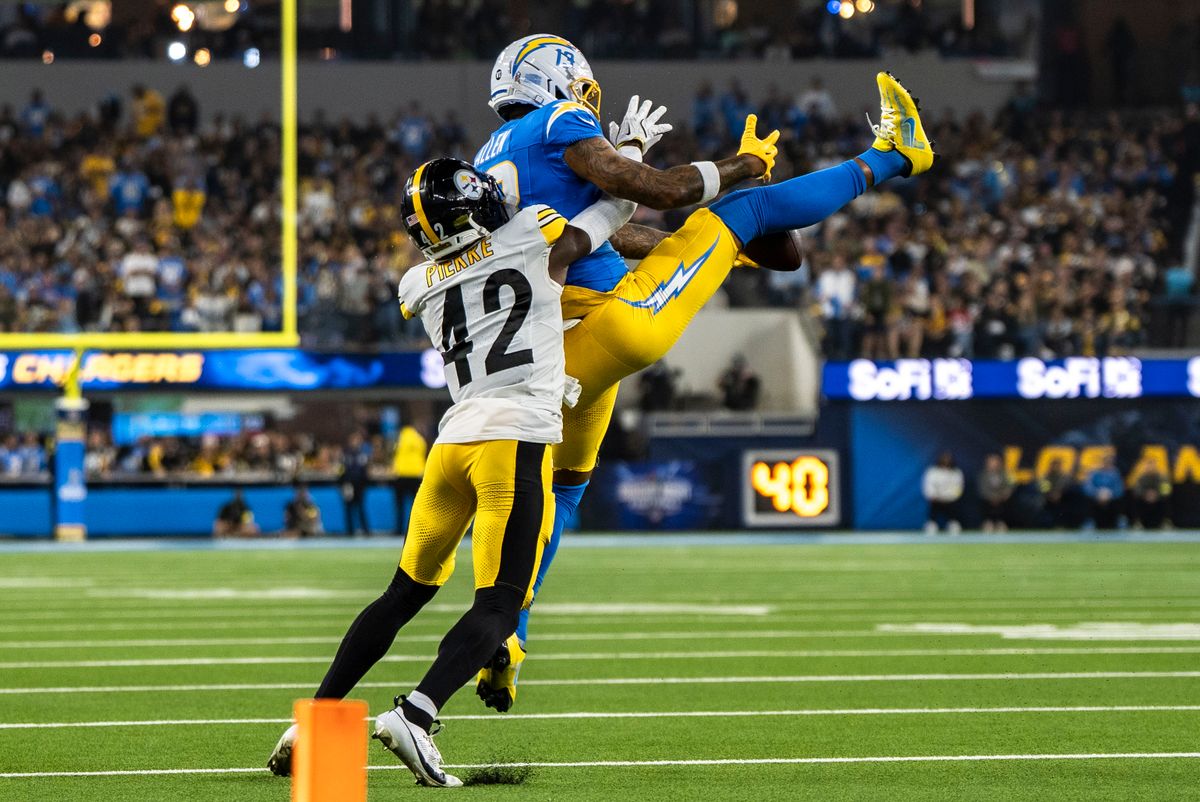 المتلقي الواسع لـ Los Angeles Chargers، Keenan Allen (13 عامًا) يقفز من أجل الإمساك به خلال مباراة كرة قدم NFL ضد Pittsburgh Steelers في 9 نوفمبر 2025 في لوس أنجلوس، كاليفورنيا.