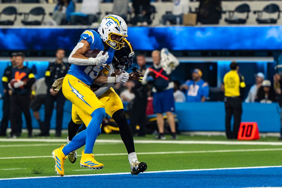 جهاز استقبال واسع النطاق من Los Angeles Chargers، Ladd McConkey (15 عامًا) يركض بعد الهبوط أثناء مباراة كرة قدم NFL ضد Pittsburgh Steelers في 9 نوفمبر 2025 في لوس أنجلوس، كاليفورنيا.