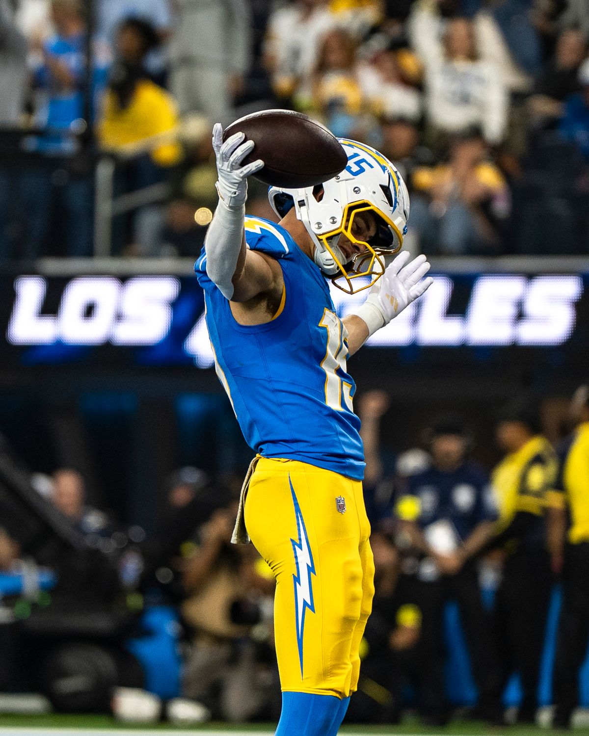 يحتفل Ladd McConkey (15 عامًا)، المتلقي الواسع من Los Angeles Chargers، بهبوطه خلال مباراة كرة قدم NFL ضد Pittsburgh Steelers في 9 نوفمبر 2025 في لوس أنجلوس، كاليفورنيا.