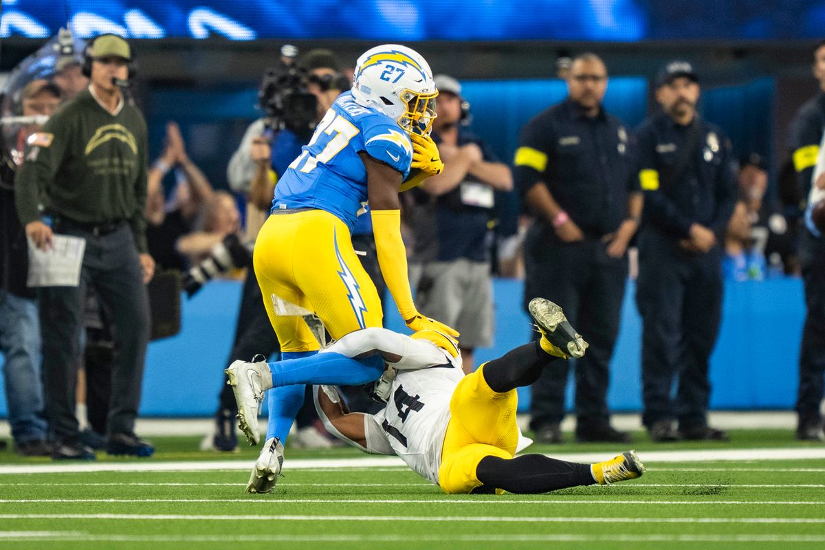 سلامة Los Angeles Chargers، RJ Mickens (27 عامًا) يدير اعتراضًا لبعض الياردات أثناء مباراة كرة قدم NFL ضد Pittsburgh Steelers في 9 نوفمبر 2025 في لوس أنجلوس، كاليفورنيا.