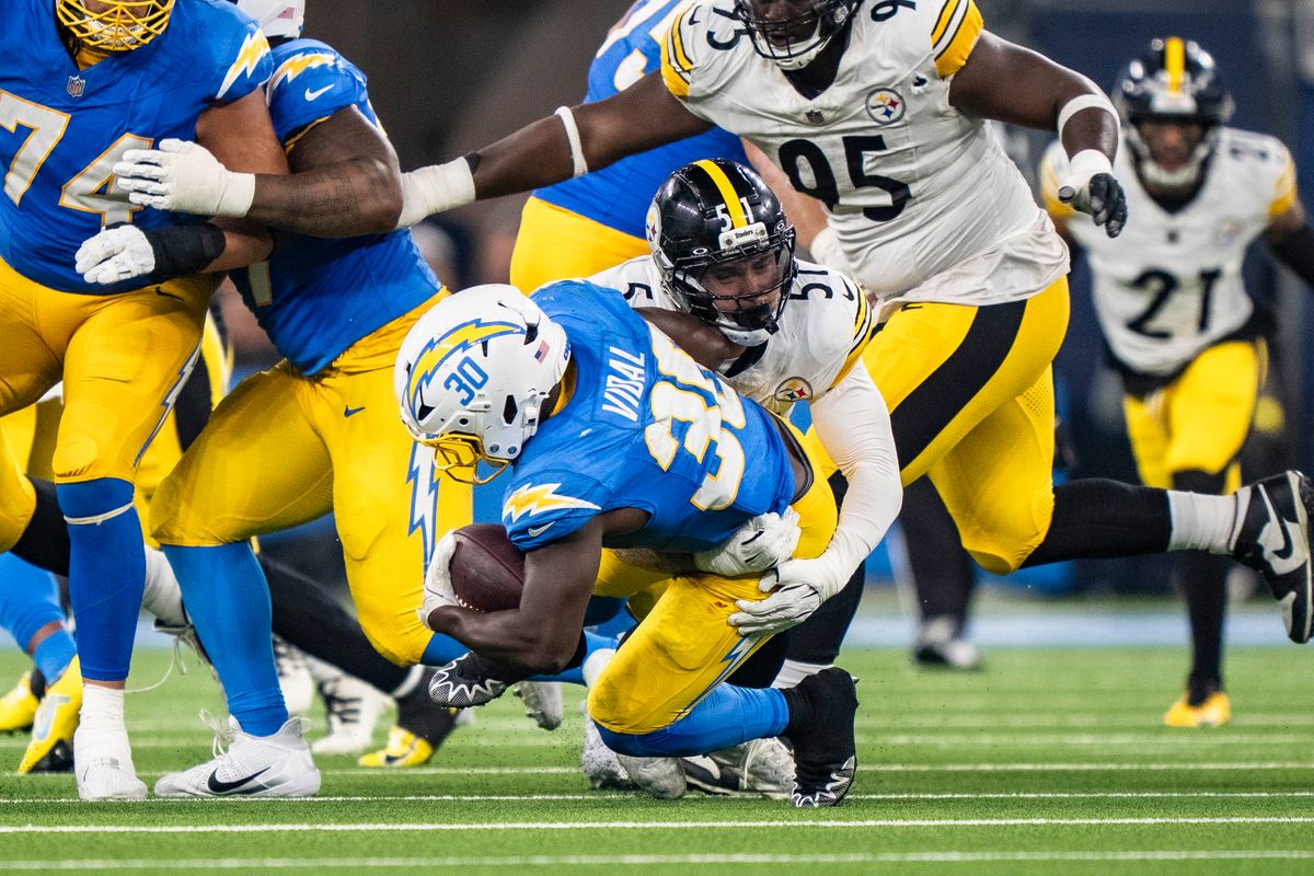 يركض فريق Los Angeles Chargers للخلف، كيماني فيدال (30 عامًا) يتقدم للأمام لمسافة ياردات إضافية خلال مباراة كرة قدم في اتحاد كرة القدم الأميركي ضد بيتسبرغ ستيلرز في 9 نوفمبر 2025 في لوس أنجلوس، كاليفورنيا.