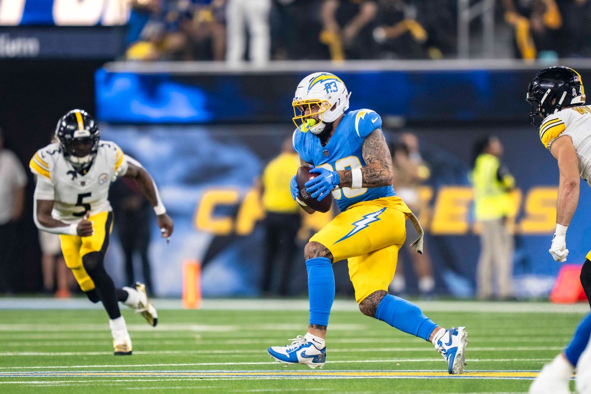 حصل كينان ألين (13 عامًا)، المتلقي الواسع لشركة Los Angeles Chargers، على تمريرة خلال مباراة كرة قدم في اتحاد كرة القدم الأميركي ضد بيتسبرغ ستيلرز في 9 نوفمبر 2025 في لوس أنجلوس، كاليفورنيا.