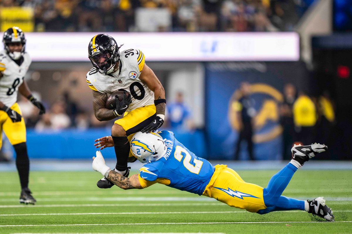 الظهير الدفاعي لفريق Los Angeles Chargers، إيليا مولدن (2) يتعامل مع جايلين وارين خلال مباراة كرة قدم في اتحاد كرة القدم الأميركي ضد بيتسبرغ ستيلرز في 9 نوفمبر 2025 في لوس أنجلوس، كاليفورنيا.