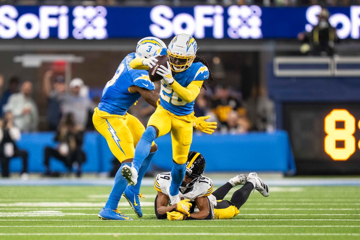 يقوم فريق Los Angeles Chargers Cornerback، Donte Jackson (26 عامًا) باعتراض أثناء مباراة كرة قدم NFL ضد Pittsburgh Steelers في 9 نوفمبر 2025 في لوس أنجلوس، كاليفورنيا.
