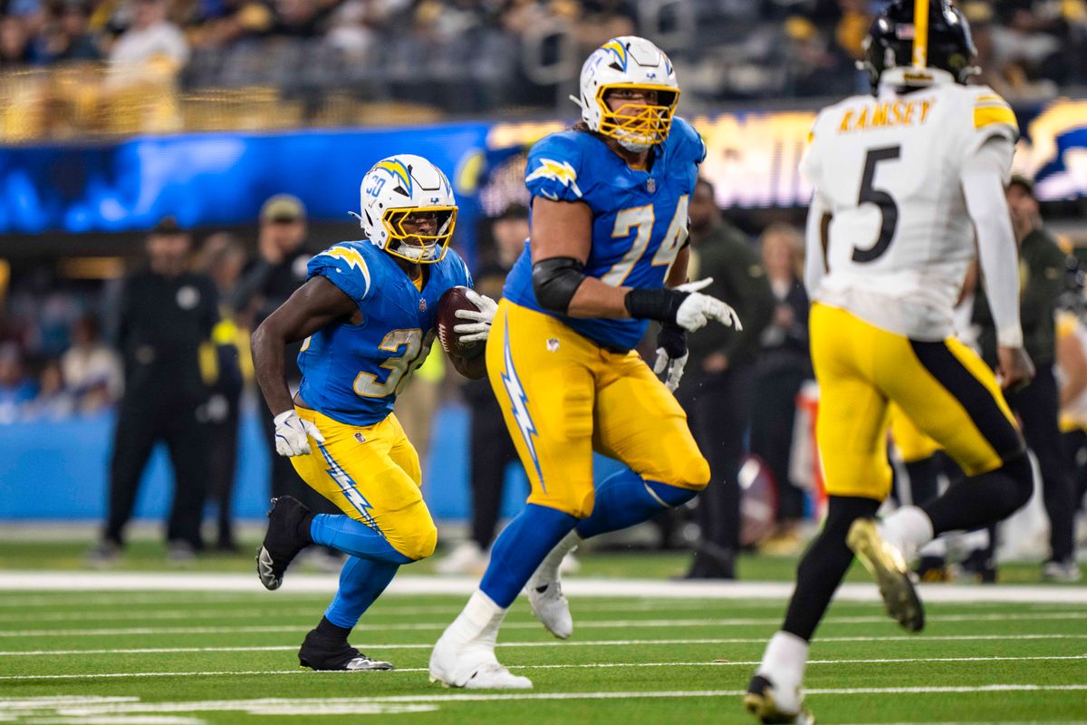 يركض فريق Los Angeles Chargers للخلف، كيماني فيدال (30 عامًا) يندفع خلف حاجز خلال مباراة كرة قدم في اتحاد كرة القدم الأميركي ضد بيتسبرغ ستيلرز في 9 نوفمبر 2025 في لوس أنجلوس، كاليفورنيا.