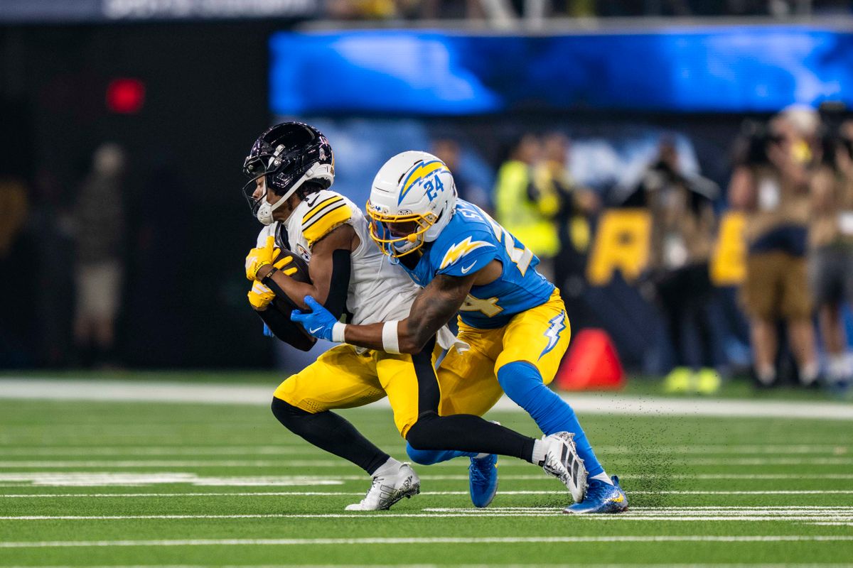فريق Los Angeles Chargers، بنيامين سانت جوست (24 عامًا) يقوم بالتدخل خلال مباراة كرة قدم في اتحاد كرة القدم الأميركي ضد بيتسبرغ ستيلرز في 9 نوفمبر 2025 في لوس أنجلوس، كاليفورنيا.