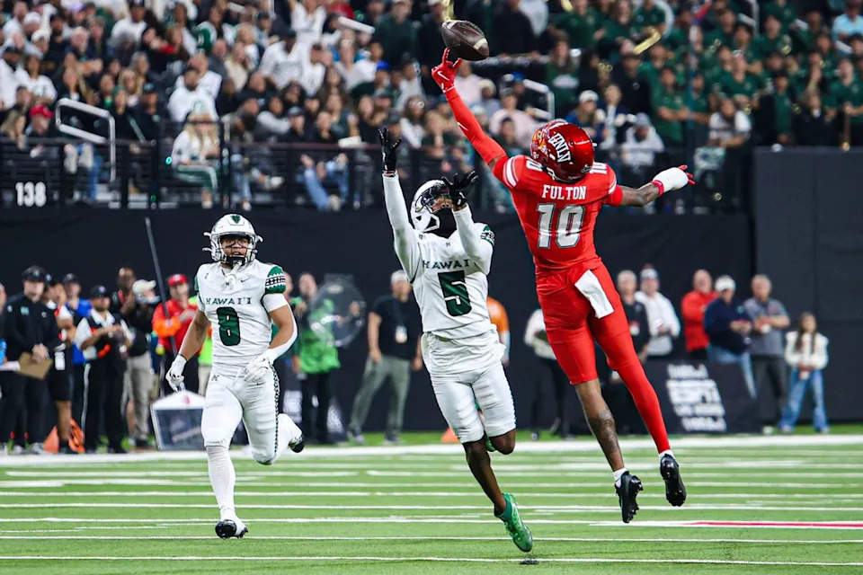 UNLV Rebels DB Tre Fulton (10) يرشد تمريرة Hawai'i Rainbow Warriors خلال مباراة كرة قدم جامعية يوم الجمعة 21 نوفمبر 2025، في لاس فيغاس، نيفادا. 