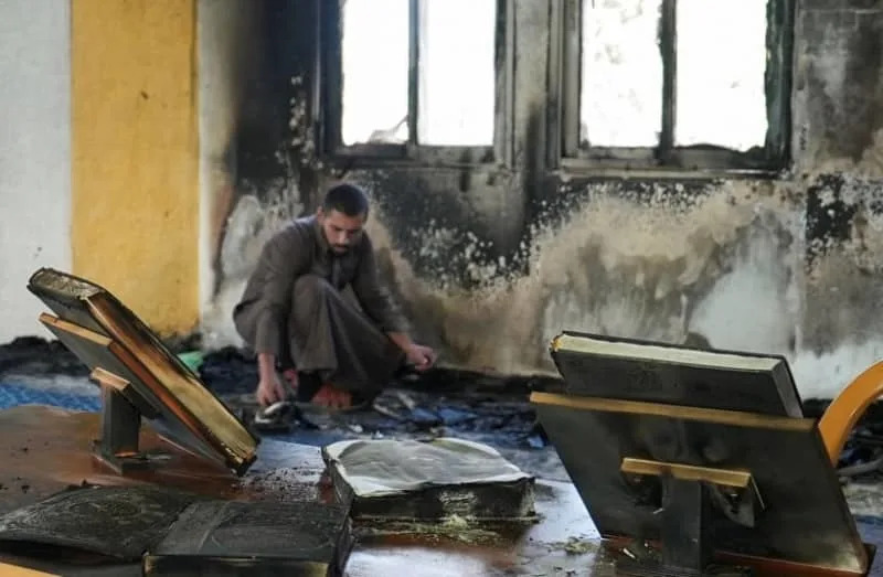 رجل فلسطيني يتفقد ممتلكات محترقة في مسجد بالقرب من سلفيت في الضفة الغربية، 13 نوفمبر، 2025. (REUTERS/ALI SWAFTA)