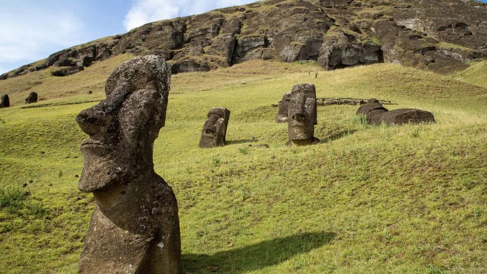 تنتشر تماثيل مواي على أحد التلال في مقلع الحجارة رانو راراكو في جزيرة إيستر. - أوليفر فورستنر / إيماجبروكر / شاترستوك