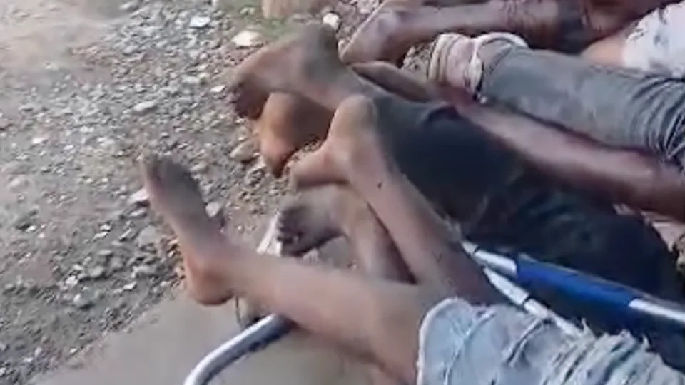 كما حددت شبكة CNN أيضًا مقاطع فيديو لتحديد الموقع الجغرافي لجثث متراكمة خارج مستشفى الإحالة الإقليمي سيكو توري في موانزا. - حصلت عليه سي إن إن