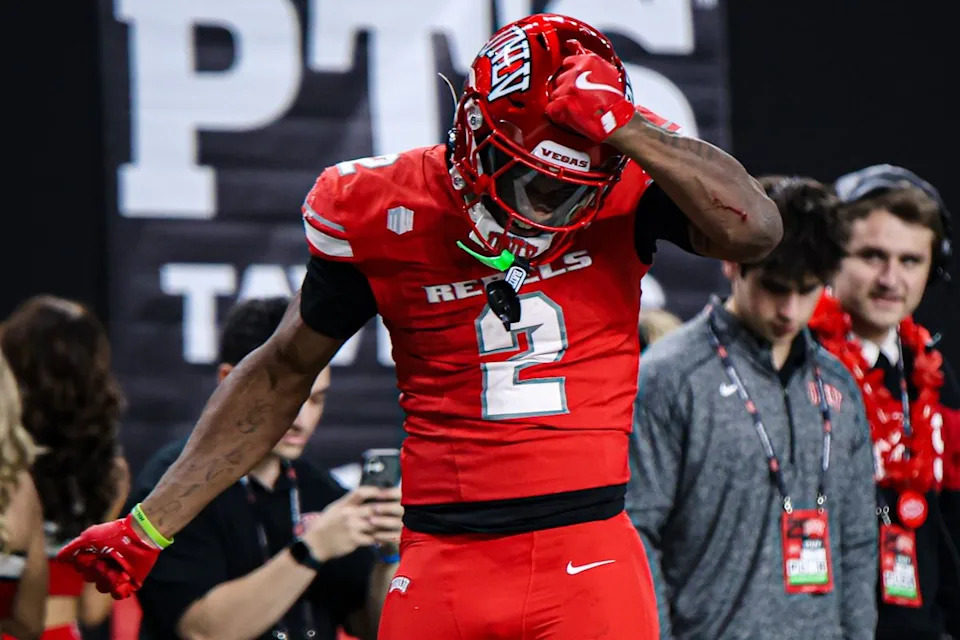 UNLV Rebels RB Denver Harris (2) يحتفل بعد تسجيله هدفًا أمام فريق Hawai'i Rainbow Warriors يوم الجمعة 21 نوفمبر 2025، في لاس فيغاس، نيفادا. 