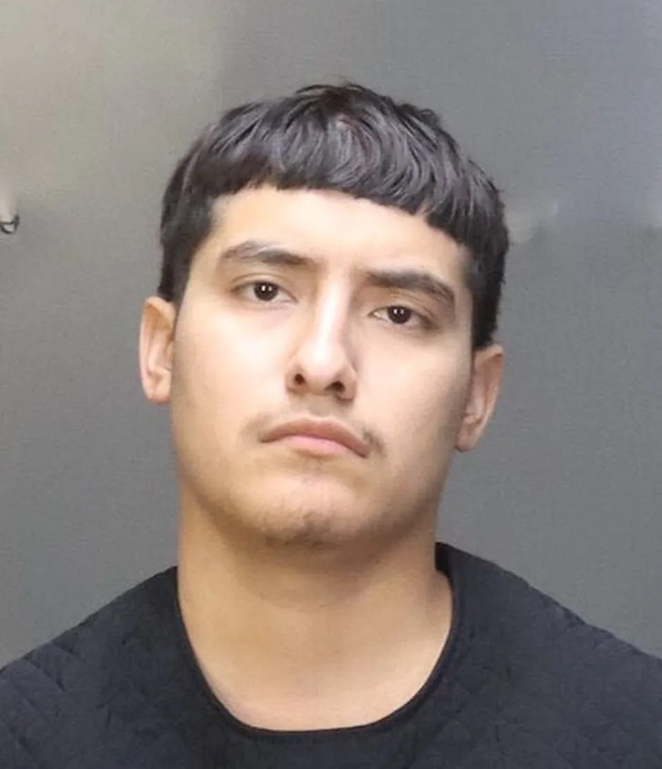 كان ميسيل جيمينيز، الذي كان في السيارة مع كارلين، يحمل معه بندقية AR-15 (سجن مقاطعة ماكلينان)