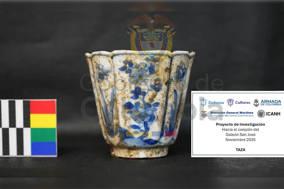 ومن بين القطع الأثرية التي رصدتها كاميرات أعماق البحار حتى الآن، مرساة وحمولة مثل الأباريق والزجاجات ومدافع من الحديد الزهر وقطع من الخزف والفخار وأشياء مصنوعة على ما يبدو من الذهب. / المصدر: وزارة الثقافة الكولومبية