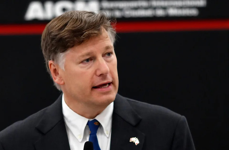 يقال إن مكالمات ميلر تشمل حاضرين بارزين مثل نائب وزير الخارجية كريستوفر لانداو، وهو مدافع آخر في وزارة الخارجية في إدارة ترامب عن تشديد الهجرة (حقوق النشر 2019 لوكالة أسوشيتد برس. جميع الحقوق محفوظة).