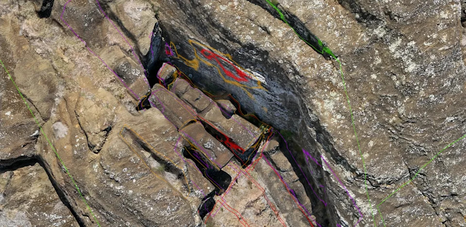 شخصيات منحوتة في تشكيل صخري