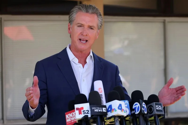 حاكم ولاية كاليفورنيا جافين نيوسوم يتحدث إلى وسائل الإعلام في لوس أنجلوس يوم 16 يوليو. خطته لإعادة رسم خريطة الكونجرس في كاليفورنيا لصالح الديمقراطيين مطروحة للتصويت يوم الثلاثاء. صورة الملف بواسطة جوناثان ألكورن / UPI