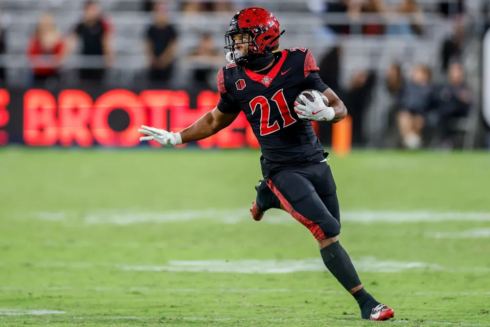 3 أكتوبر 2025؛ سان دييغو، كاليفورنيا، الولايات المتحدة الأمريكية؛ سان دييغو ستيت أزتيك يركض للخلف بايرون كاردويل جونيور (21 عامًا) يدير الكرة خلال الشوط الثاني ضد كولورادو ستيت رامز في ملعب سنابدراجون. الائتمان الإلزامي: صور ديفيد فريكر-إيماجن