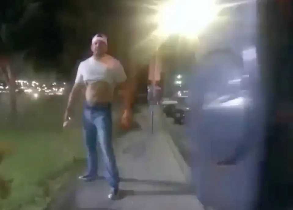 تم القبض على عميل حرس الحدود أشعيا هودجسون بنفسه في لونج بيتش، كاليفورنيا، في 7 يوليو 2025، في لحظة التقطتها كاميرا الشرطة (Long Beach Post/YouTube)