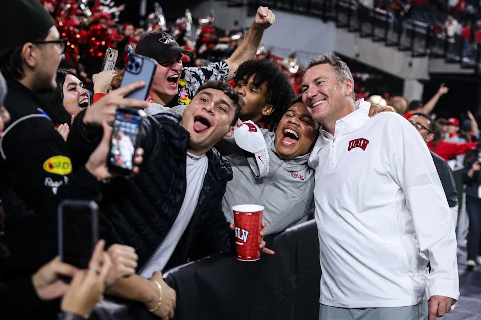 UNLV Rebels HC Dan Mullen يقف مع طلاب UNLV بعد هزيمة Hawai'i Rainbow Warriors في مواجهة الجزيرة التاسعة يوم الجمعة 21 نوفمبر 2025، في لاس فيغاس، نيفادا. 