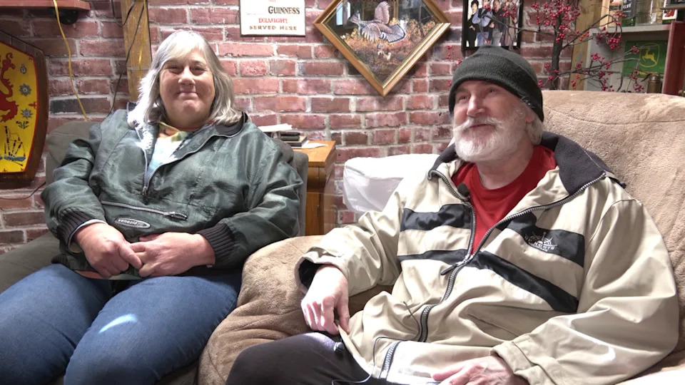 روندا بارلو (يسار) وراندي مالوني (يمين). (ولنس)