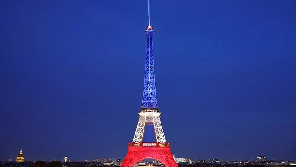 إضاءة برج إيفل بألوان العلم الفرنسي الأزرق والأبيض والأحمر احتفالا بالذكرى العاشرة لهجمات باريس في 13 نوفمبر