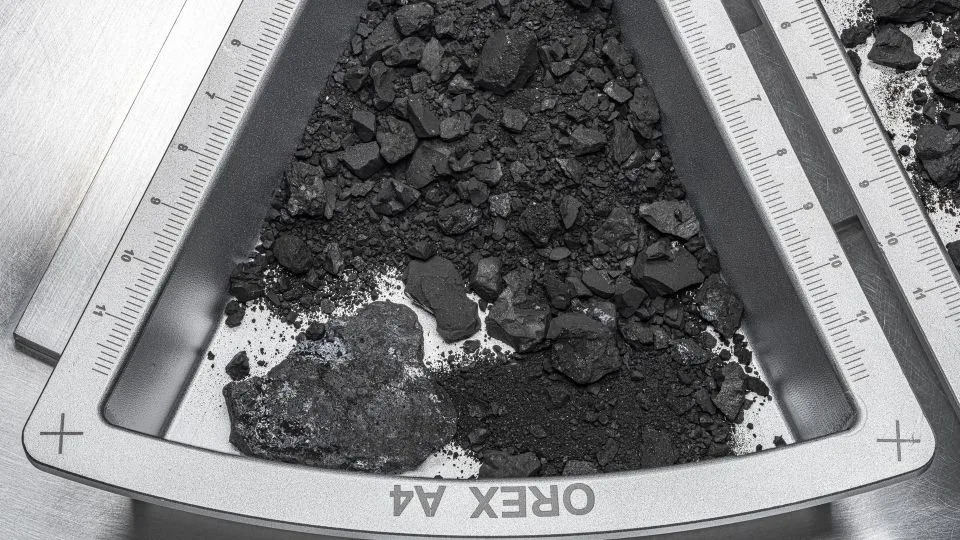 حاوية تحتوي على صخور وغبار من الكويكب بينو. - إريكا بلومنفيلد وجوزيف إيبرسولد/ناسا