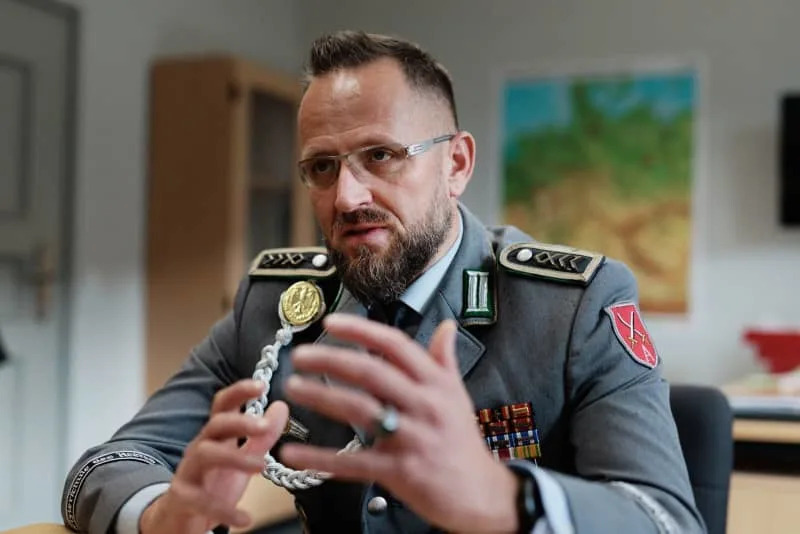 حصل الرقيب الرائد جان هيشت، الذي خدم في أفغانستان، على وسام صليب الشرف للشجاعة. كارستن كول/ وكالة الأنباء الألمانية