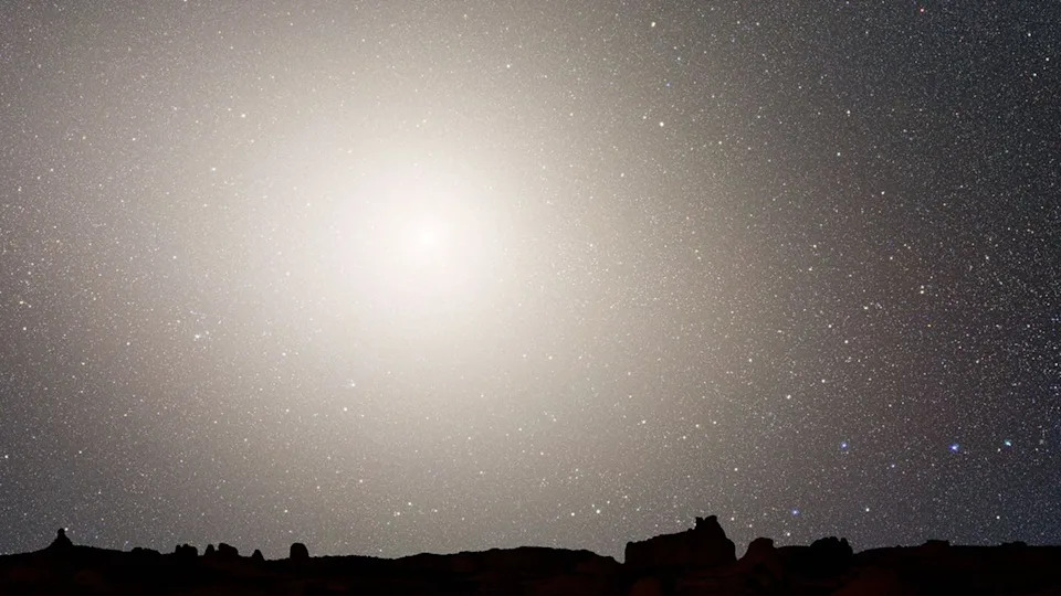 منظر محاكاة لسماء الليل من كوكب يقع في مجرة ​​إهليلجية ضخمة