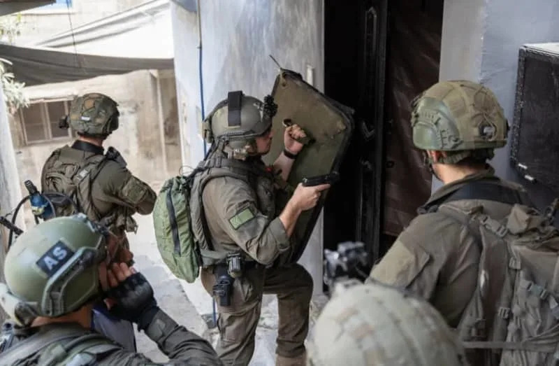جنود من الجيش الإسرائيلي خلال عملية في الضفة الغربية. (الائتمان: جيش الدفاع الإسرائيلي)