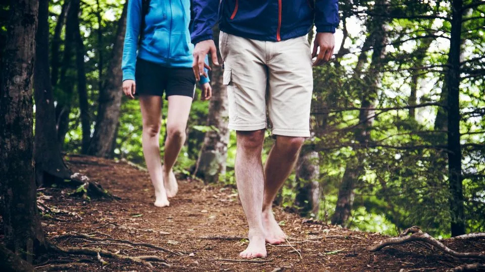 التأريض، وفقًا لمؤيديه، يزود الجسم بالإلكترونات التي تشع من الأرض والتي تساعد على تقليل الجذور الحرة التي يمكن أن تسبب الالتهاب. - كوهي هارا / الرؤية الرقمية / غيتي إيماجز